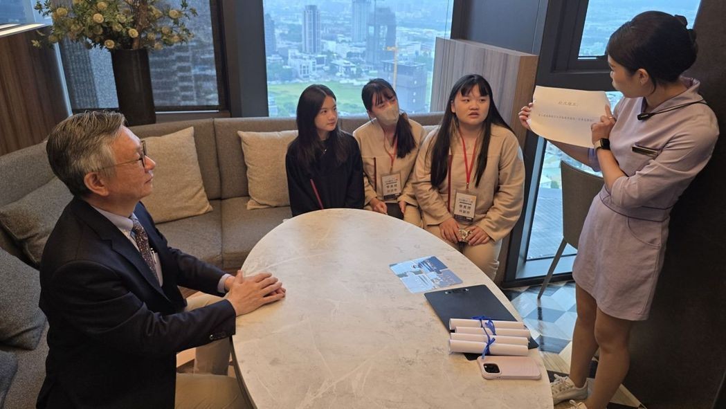 僑光科大余致力校長化身「神秘顧客」，實地參與體驗並觀察學生在第一線應對情境下的表...